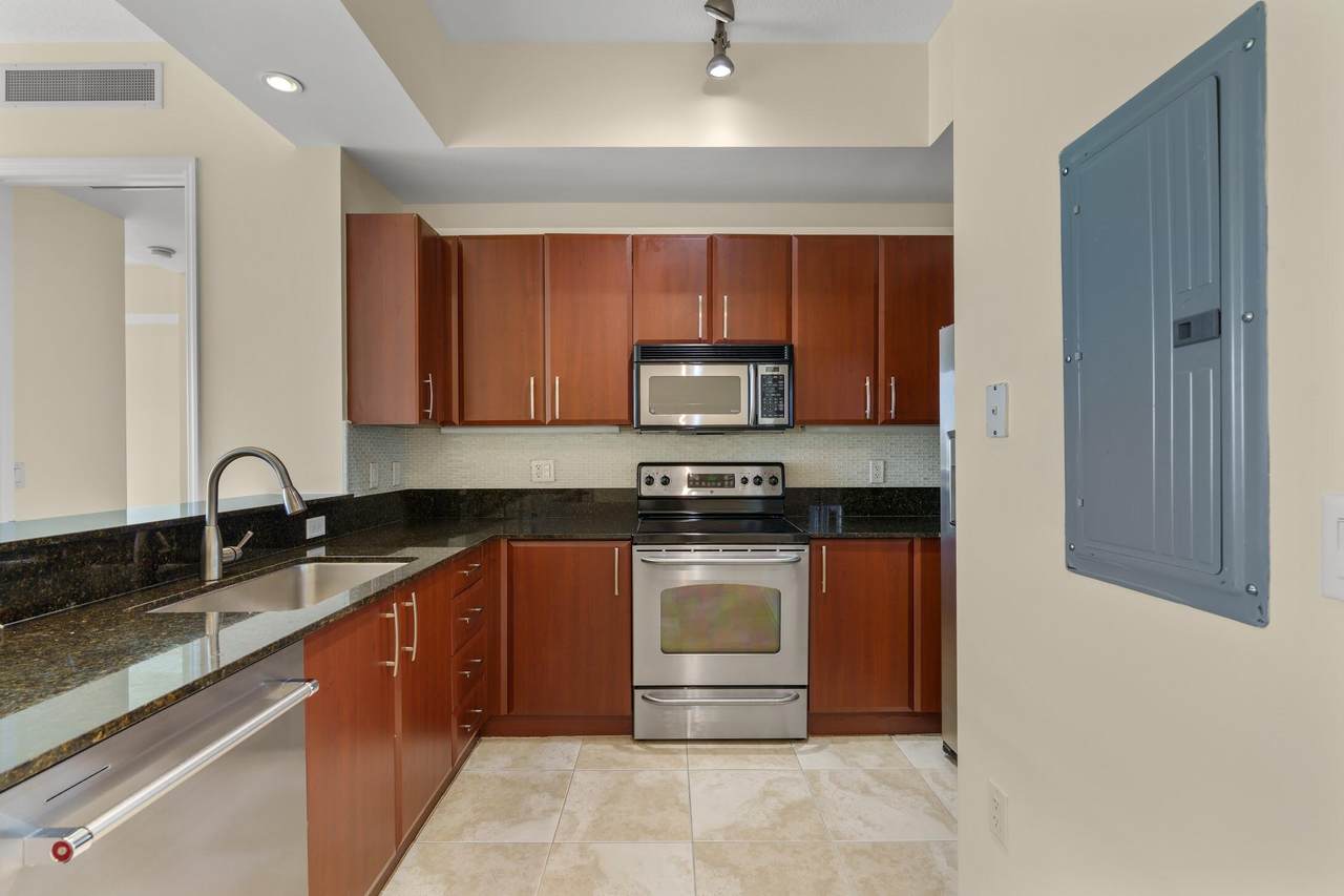 403 Sapodilla Avenue - Photo 1