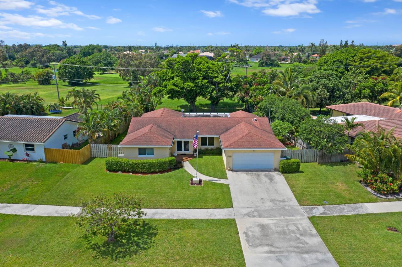 8099 Country Club Boulevard - Photo 1