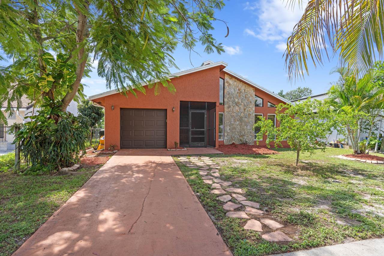 556 55th Terrace - Photo 1