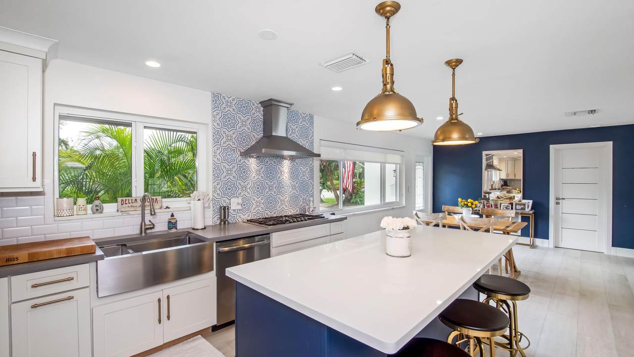 4431 18 Avenue - Photo 1