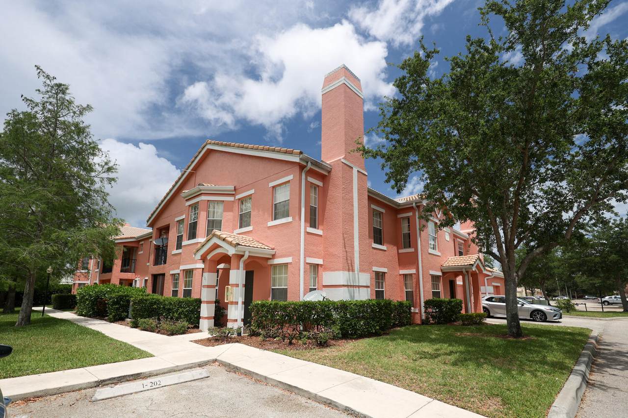 100 Peacock Boulevard - Photo 1