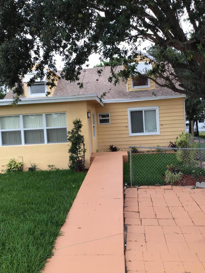 619 10th Street - Photo 1