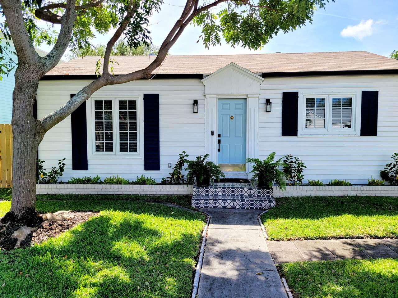 215 Palmway - Photo 1