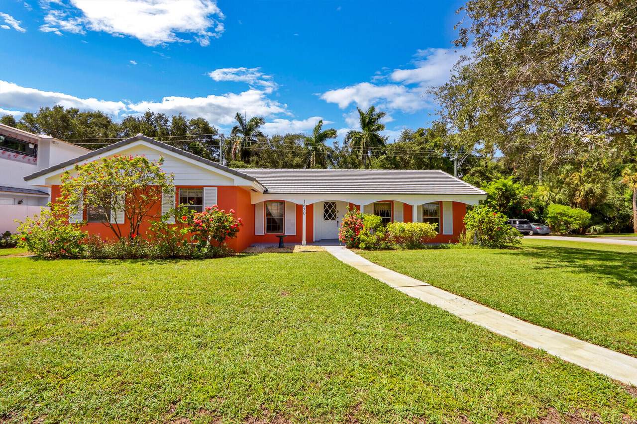 1670 Bowood Road - Photo 1