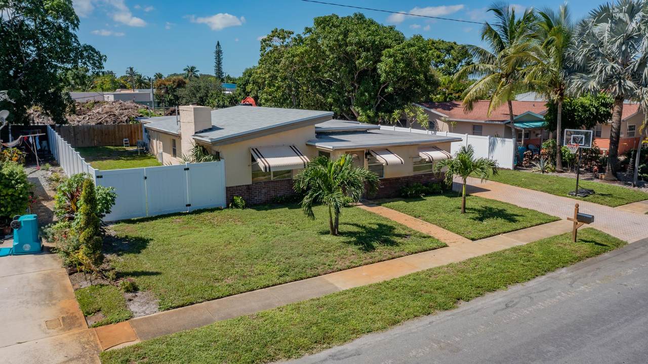 915 3rd Street - Photo 1
