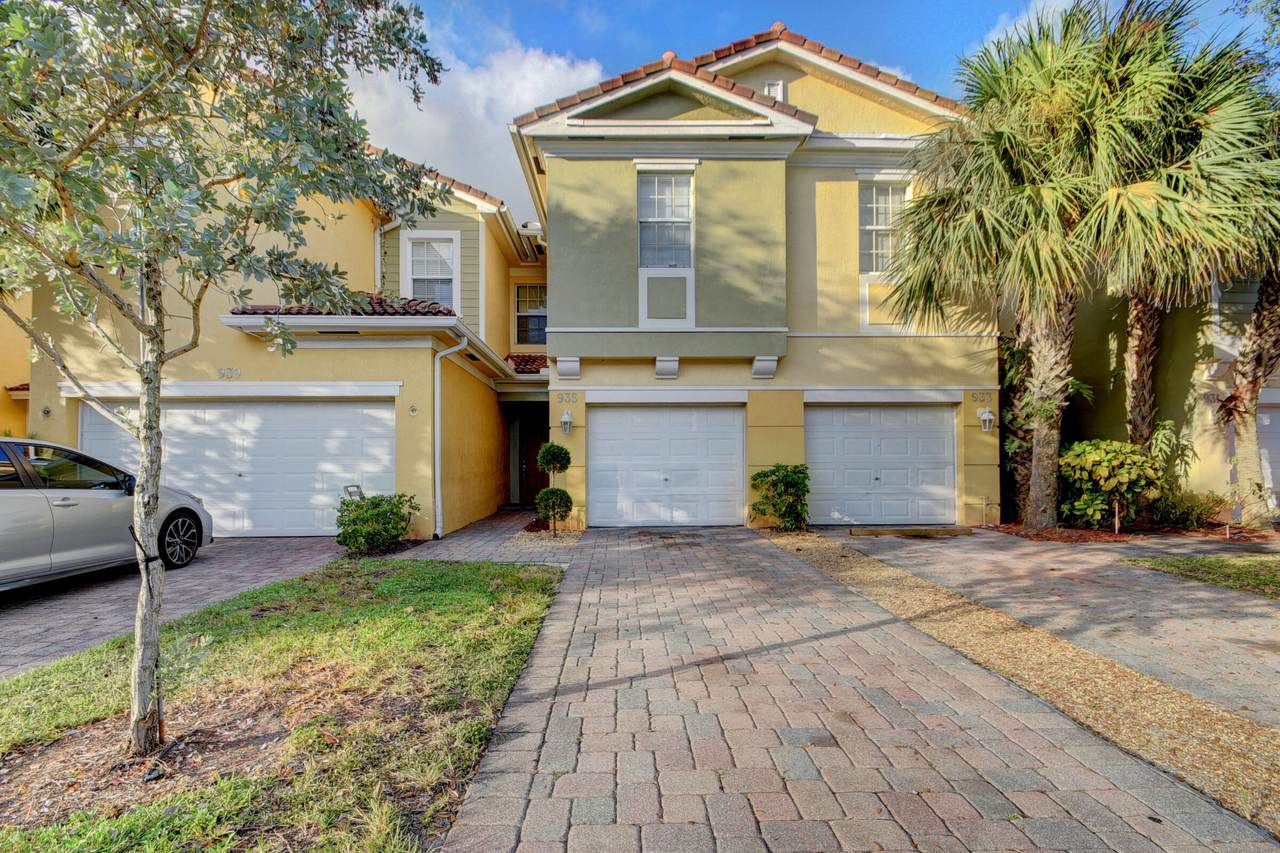 935 Pipers Cay Drive - Photo 1