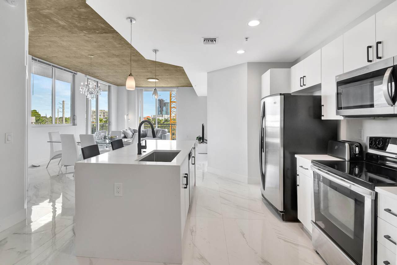 300 Australian Avenue - Photo 1