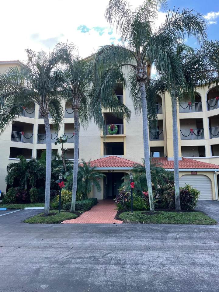 100 Uno Lago Drive - Photo 1