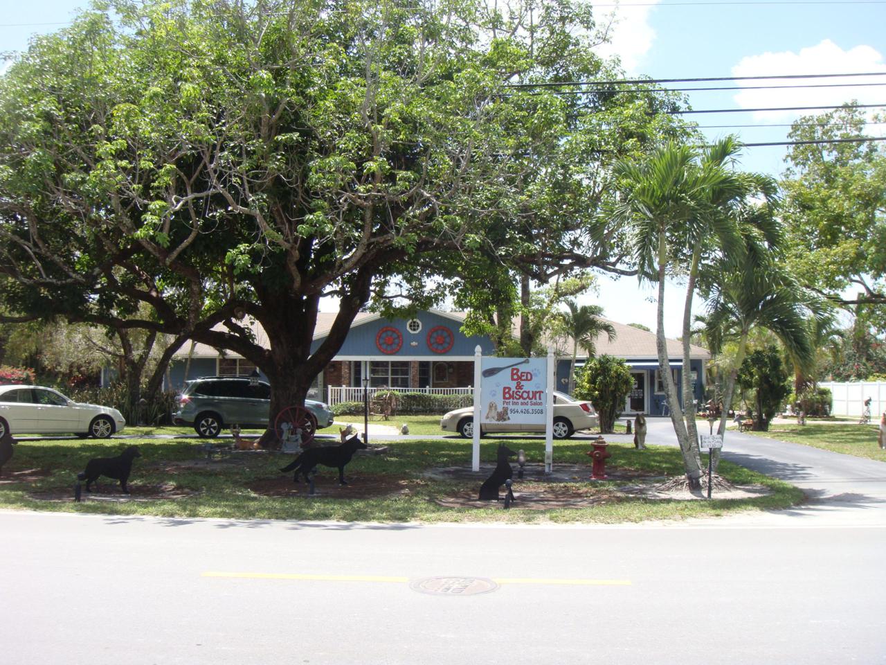 4730 74 Place - Photo 1