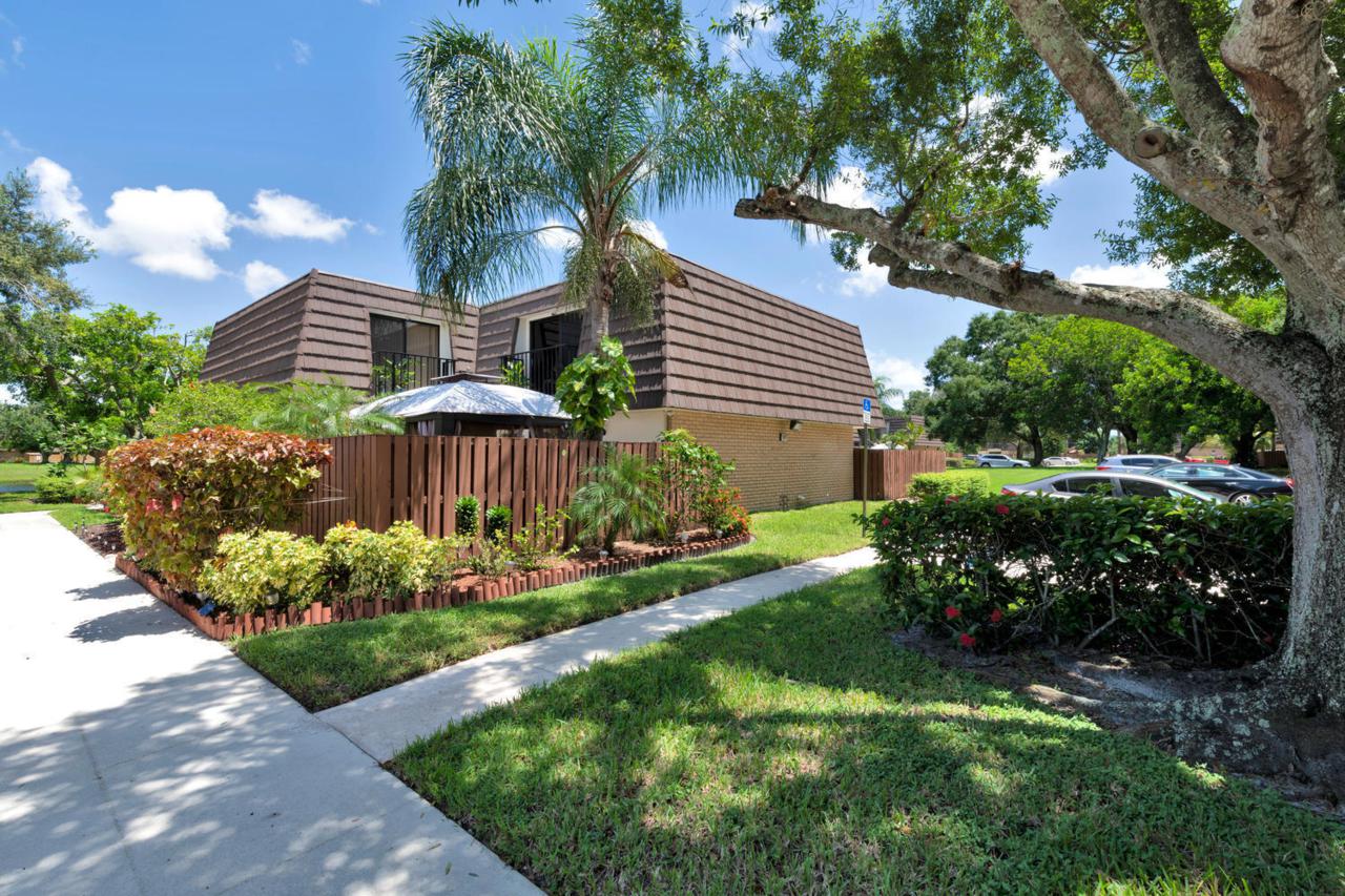 7813 78th Way - Photo 1