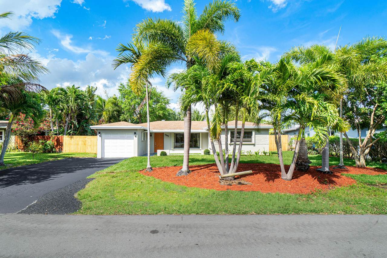 1585 48th Court - Photo 1