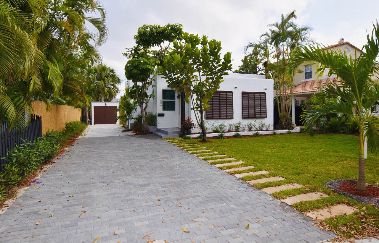 806 Park Place - Photo 1