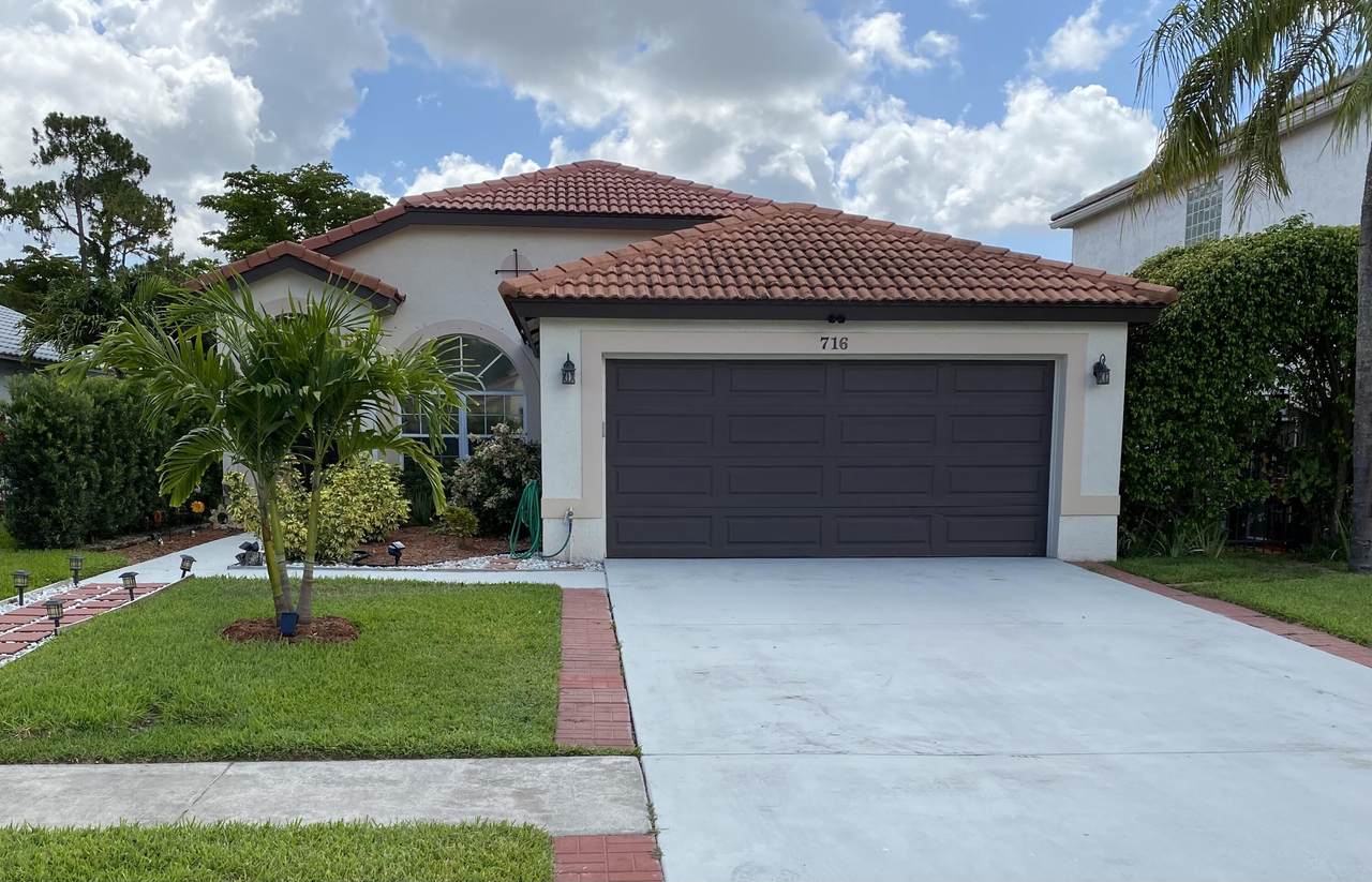 716 Lake Wellington Drive - Photo 1