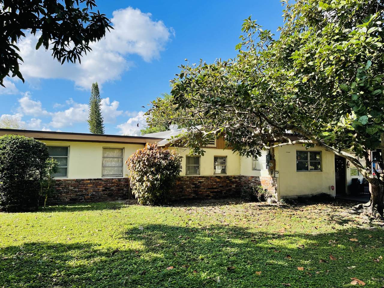 121 Caroline Drive - Photo 1