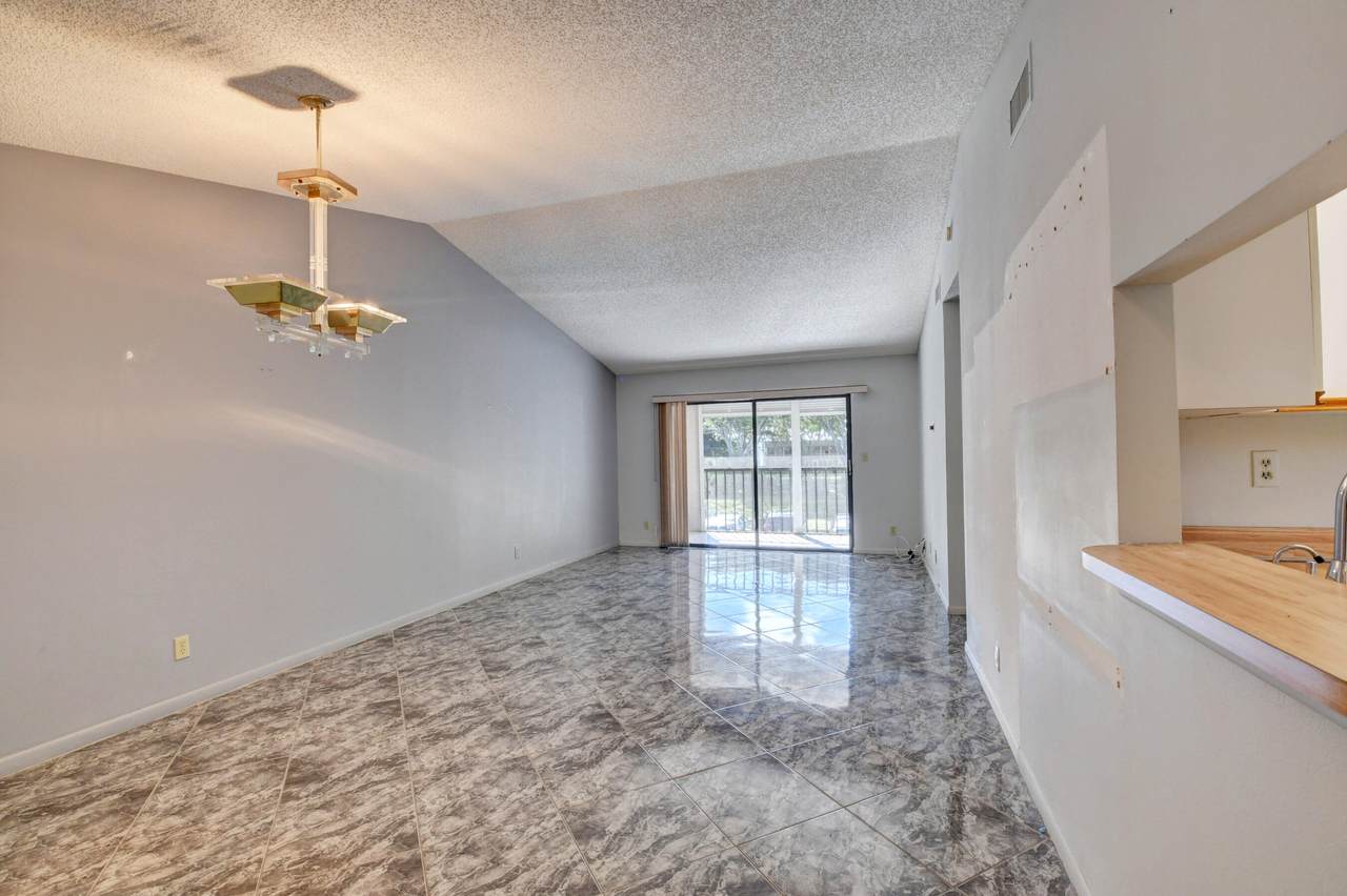 15401 Pembridge Avenue - Photo 1
