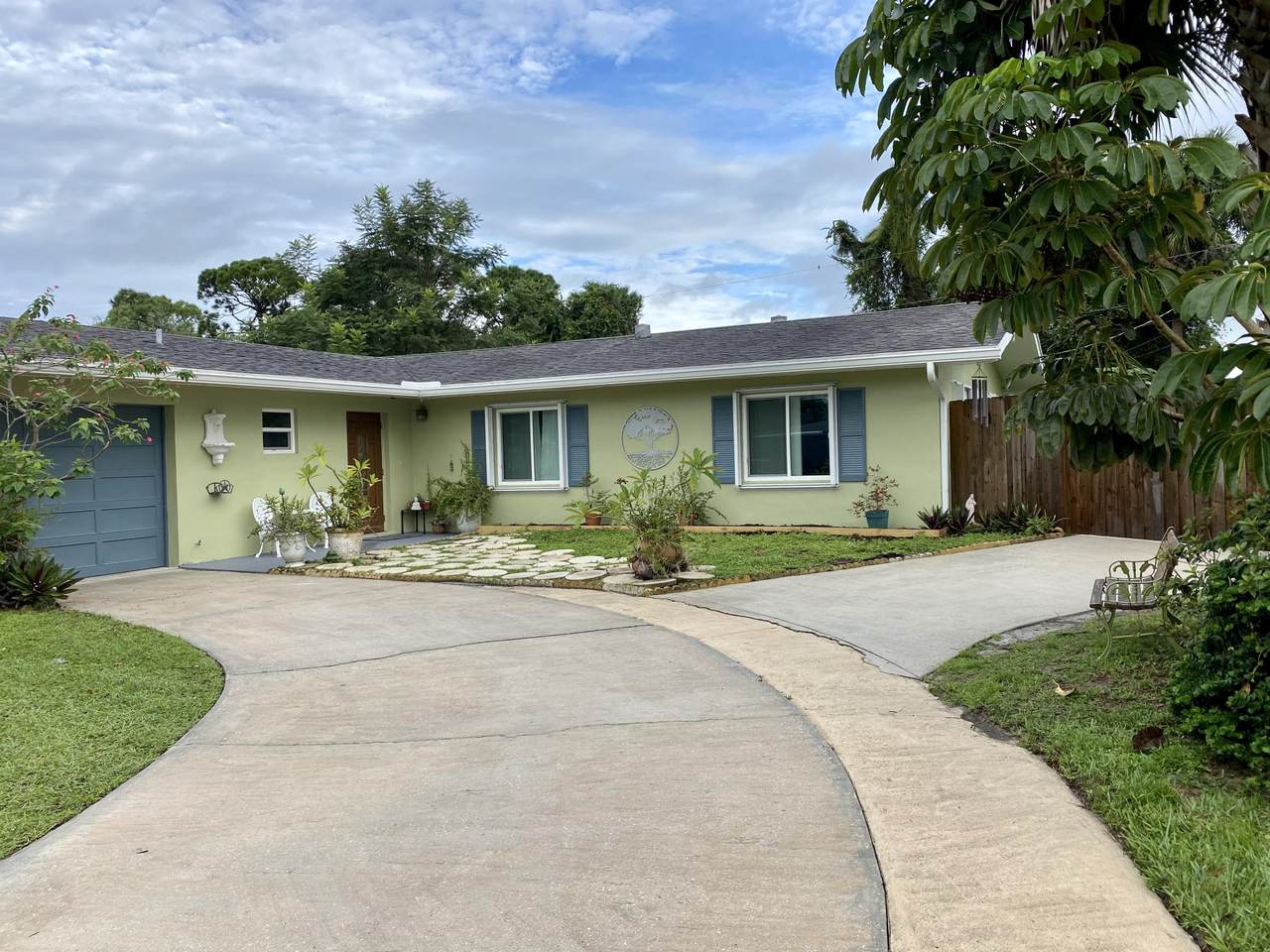 607 Coconut Avenue - Photo 1