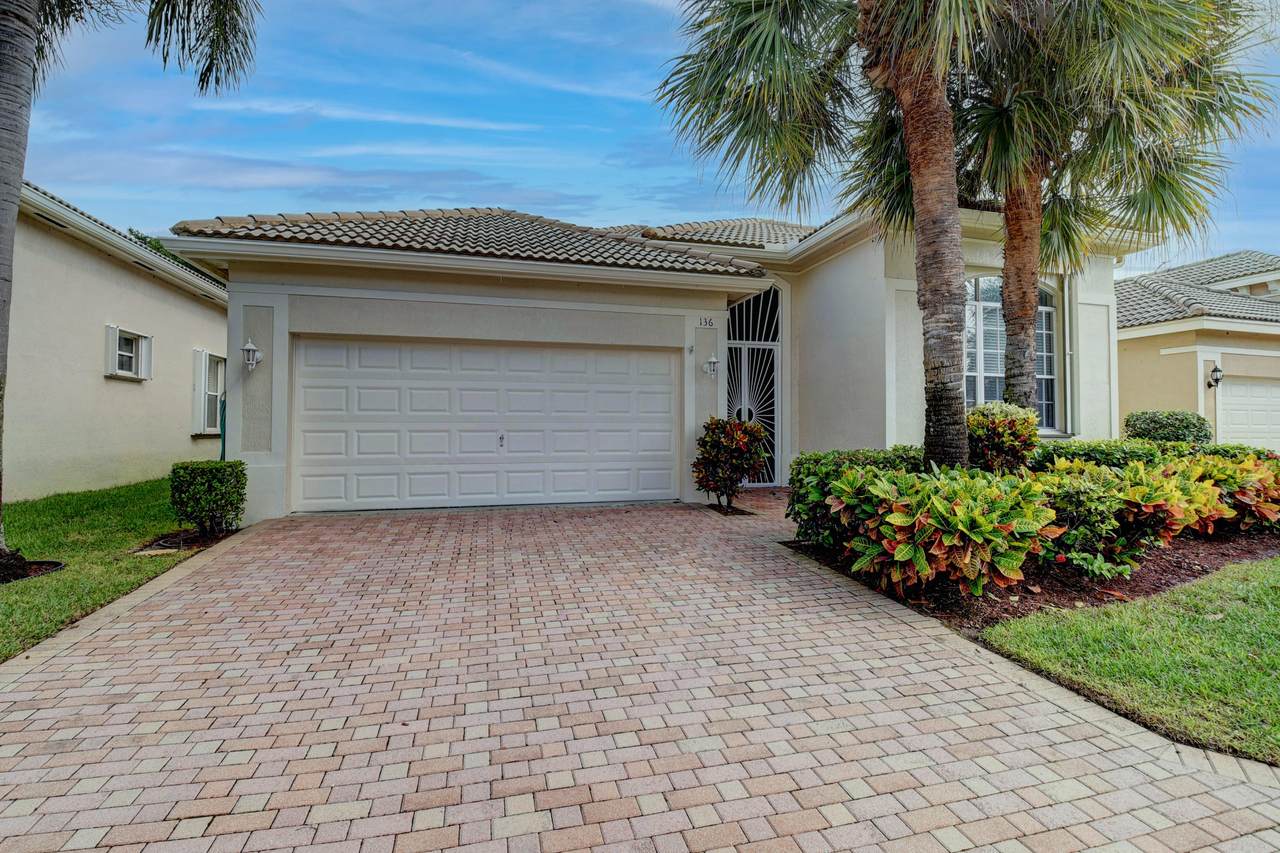136 Palm Circle - Photo 1
