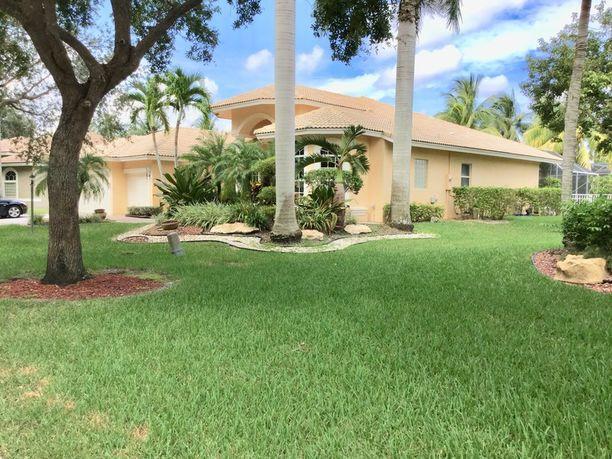 10607 69th Street - Photo 1