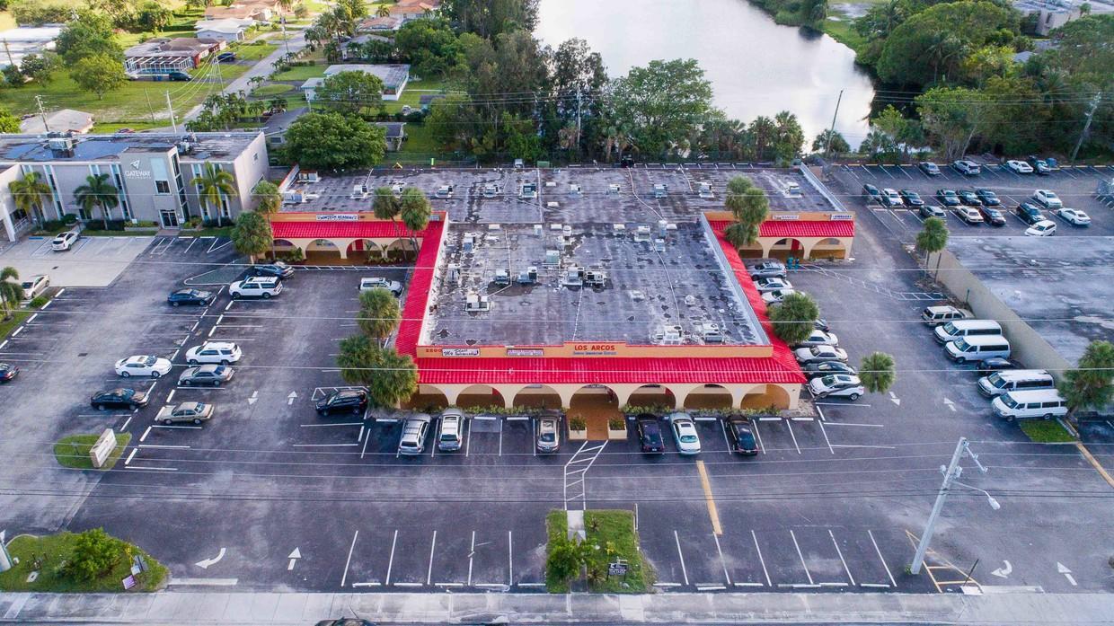 2450 Oakland Park Boulevard - Photo 1