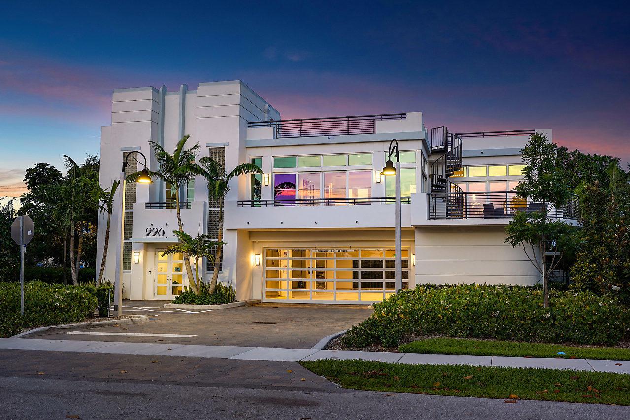 226 Palm Court - Photo 1