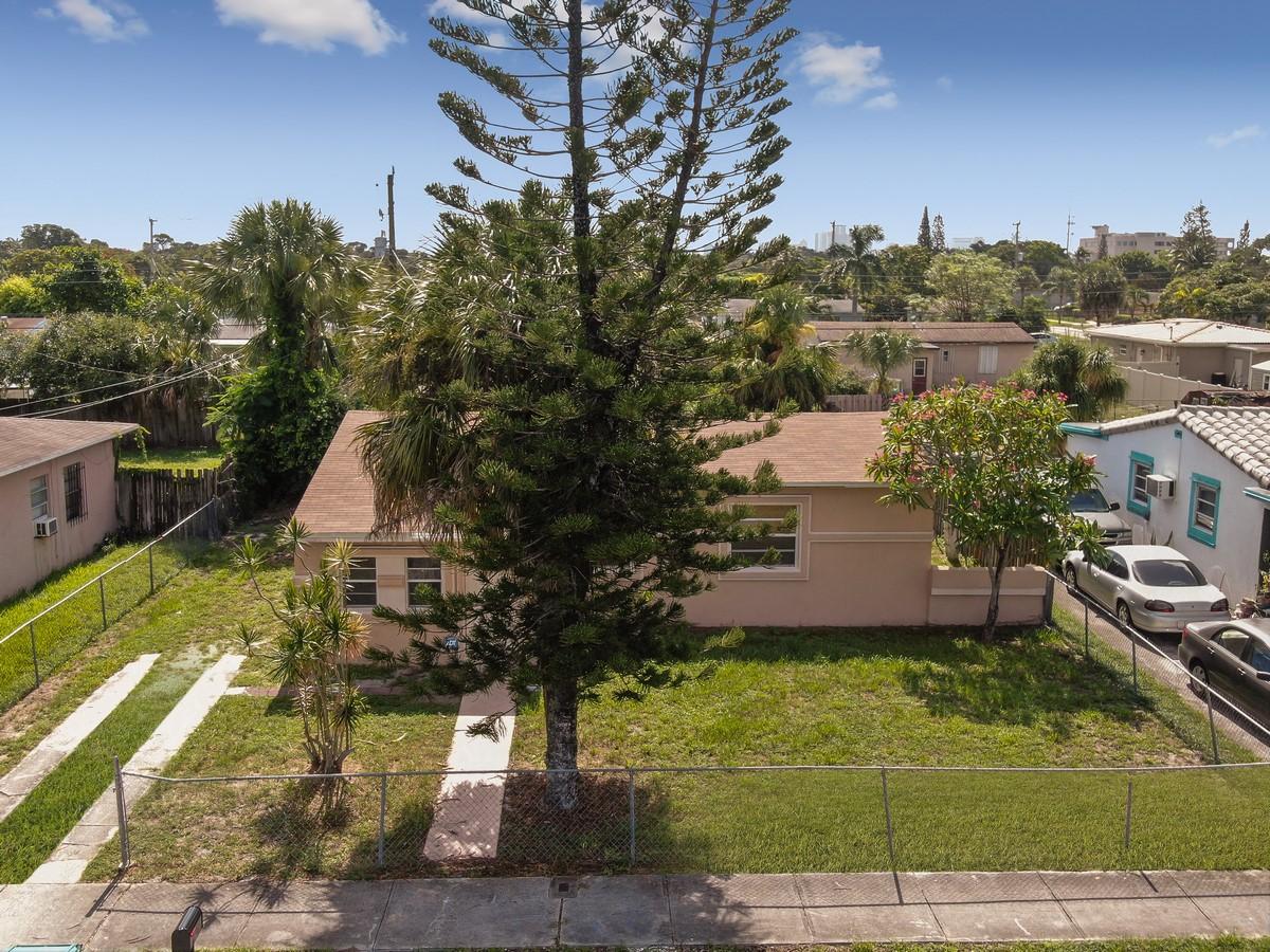 420 30th Terrace - Photo 1