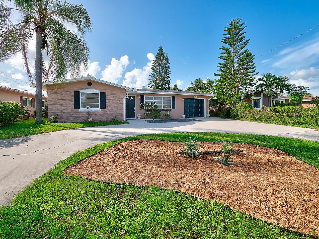 320 Camellia Street - Photo 1