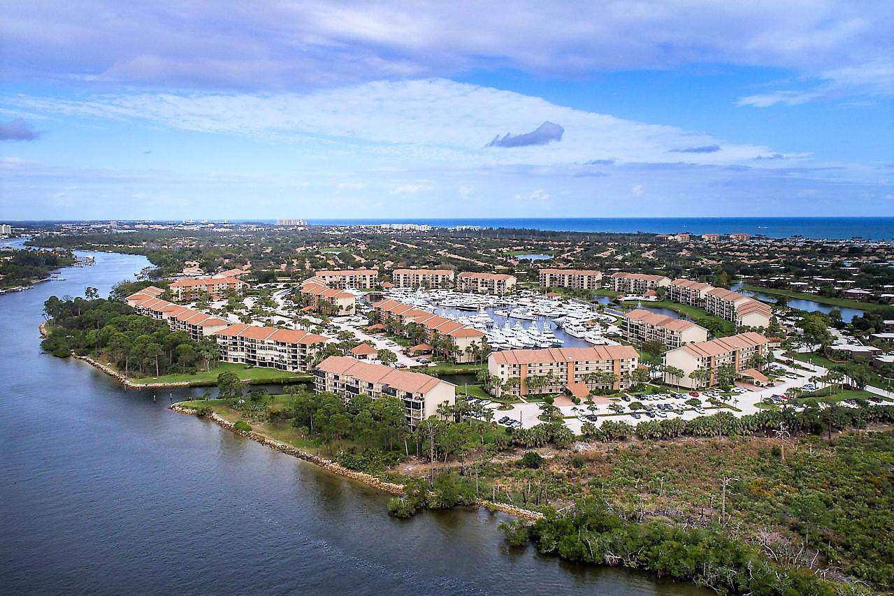 1001 Seafarer Circle - Photo 1