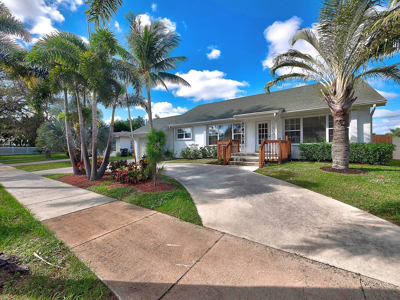 731 Sunset Drive - Photo 1