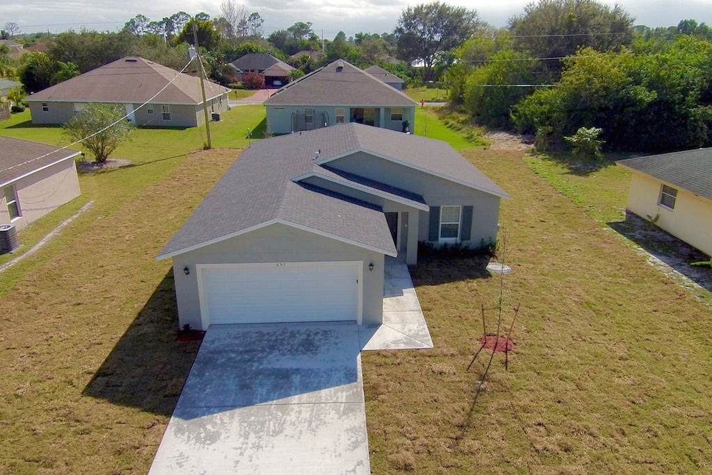 961 Versailles Avenue - Photo 1