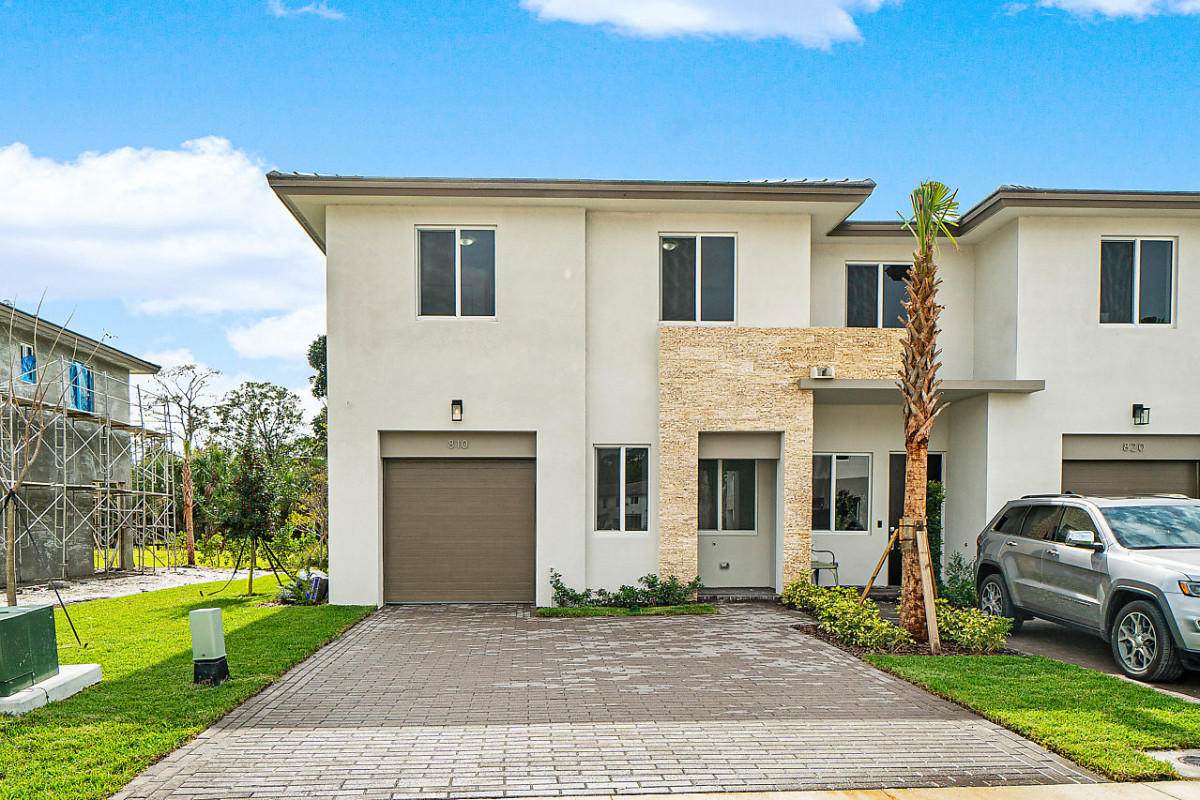 810 Pioneer Way - Photo 1