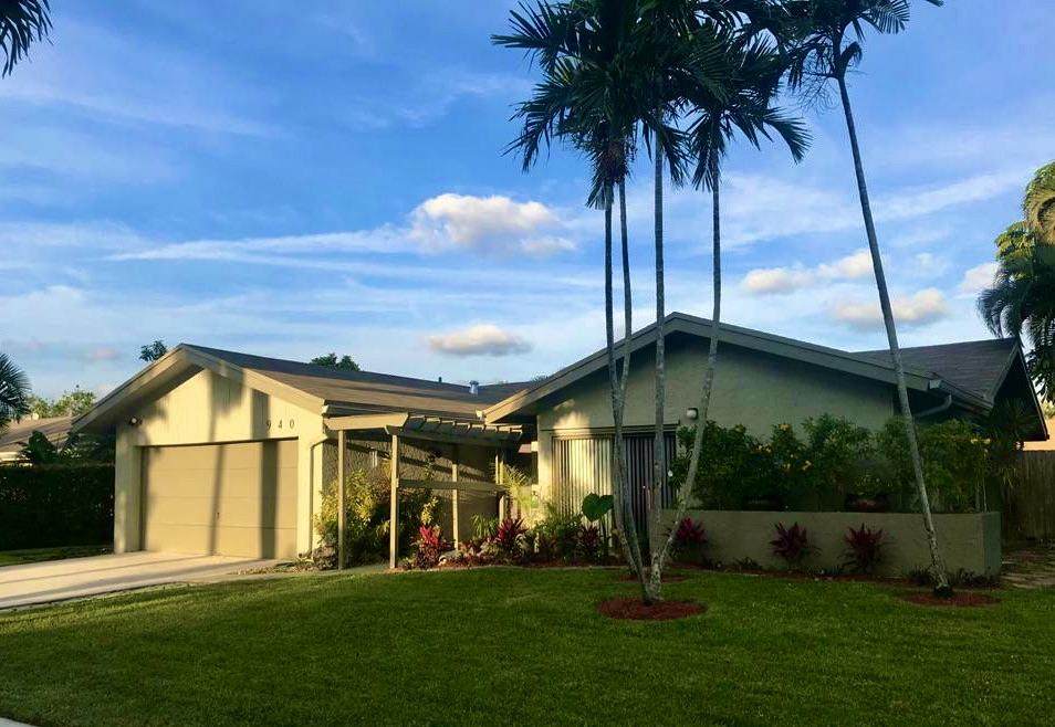 940 49th Way - Photo 1