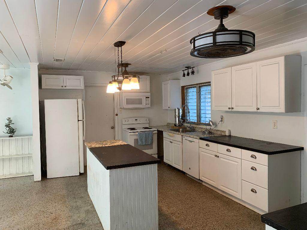 2716 Pineview Drive - Photo 1