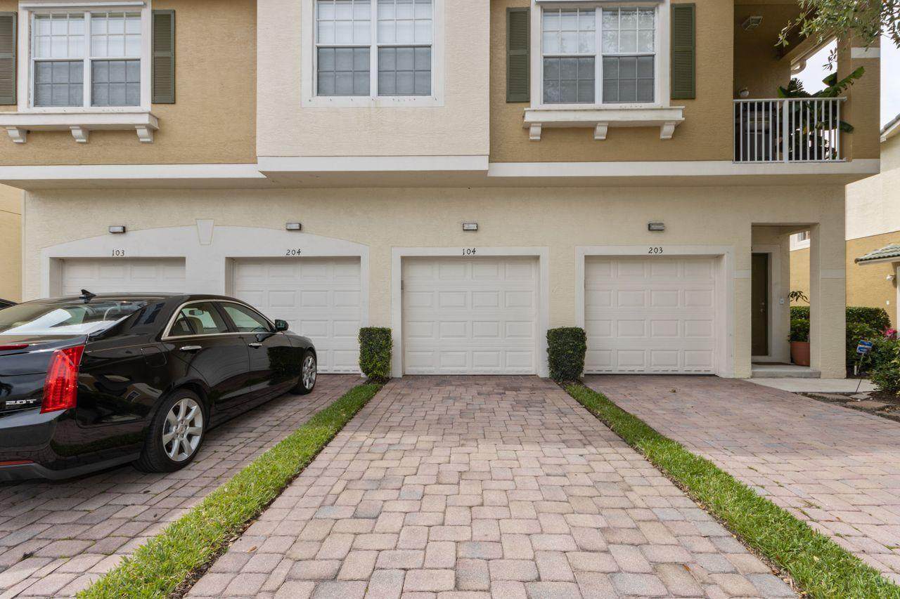 1560 Hampshire Way - Photo 1 1560 Hampshire Way - Photo 1