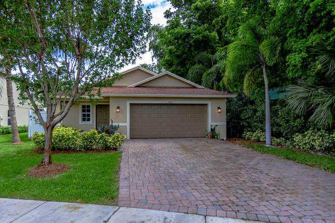 422 Lucky Lane - Photo 1