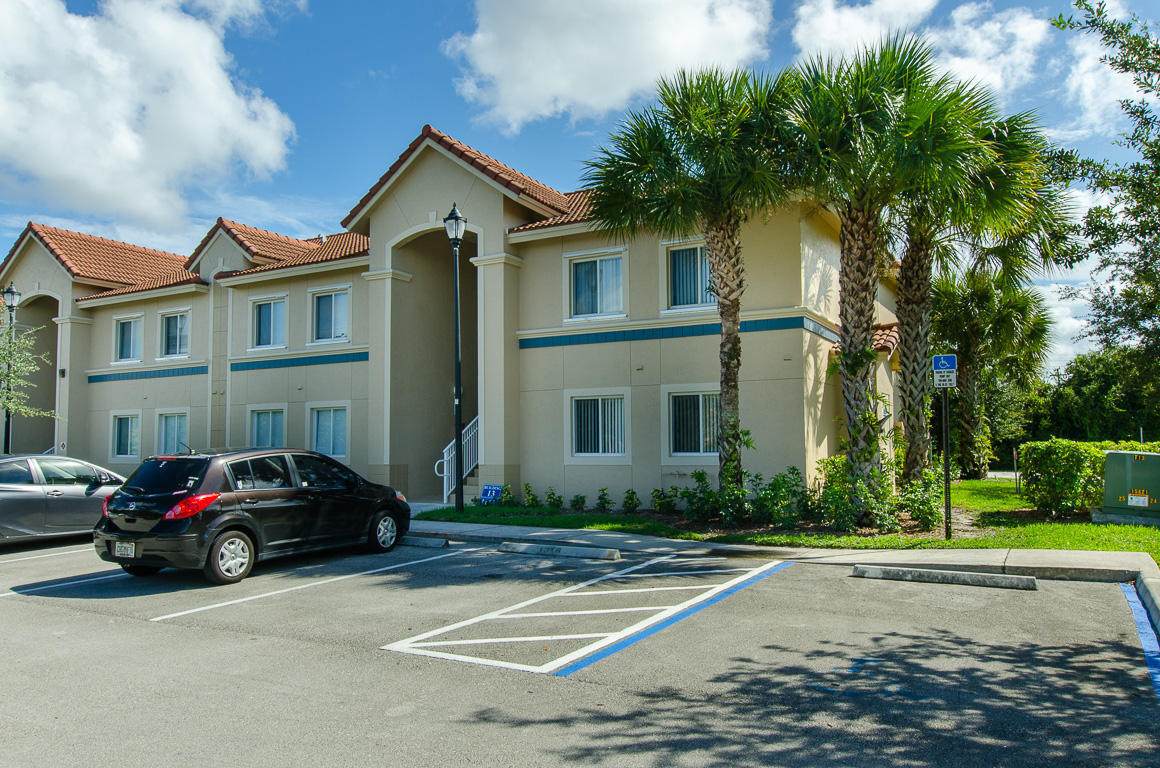 1063 Golden Lakes Boulevard - Photo 1