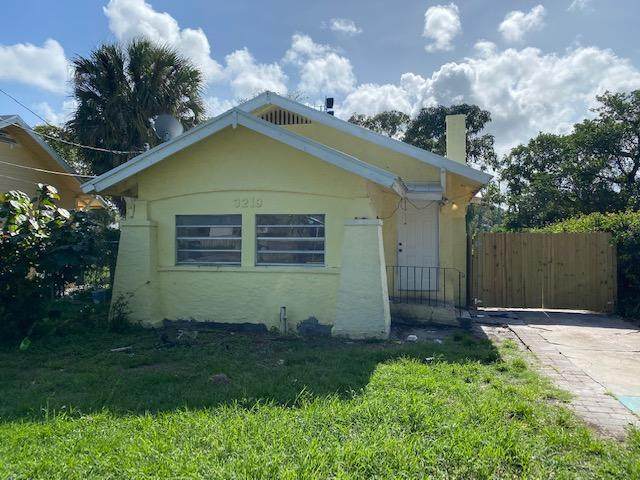 3219 Pinewood Avenue - Photo 1