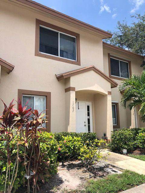 1707 Lakeview Drive - Photo 1