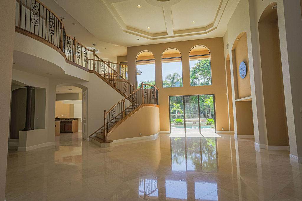 10766 Versailles Boulevard - Photo 1