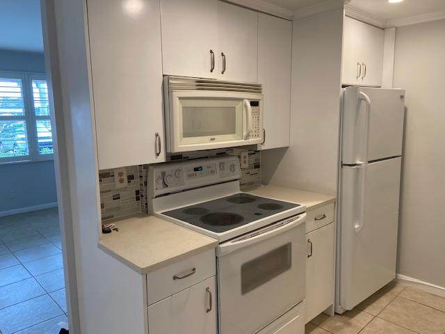 1028 Cornwall B - Photo 1