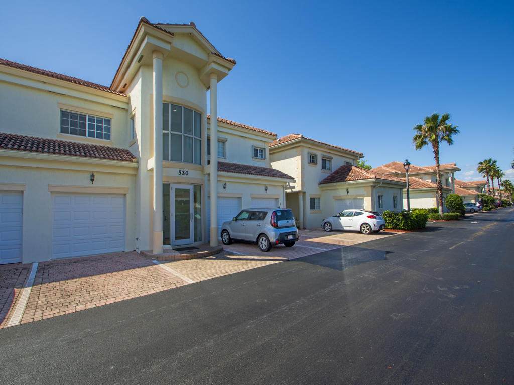 520 7th Square - Photo 1