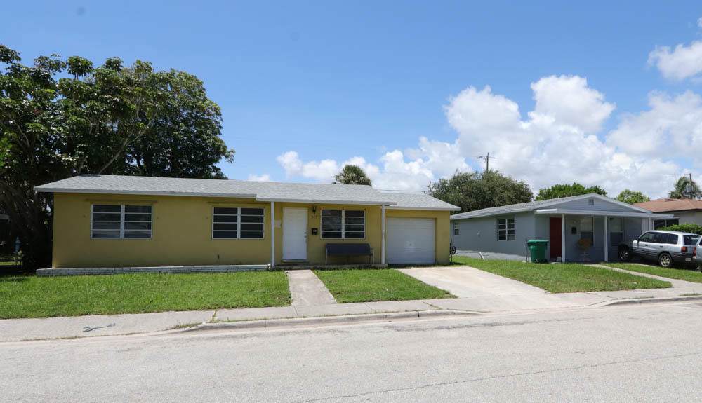 927 5th Street - Photo 1