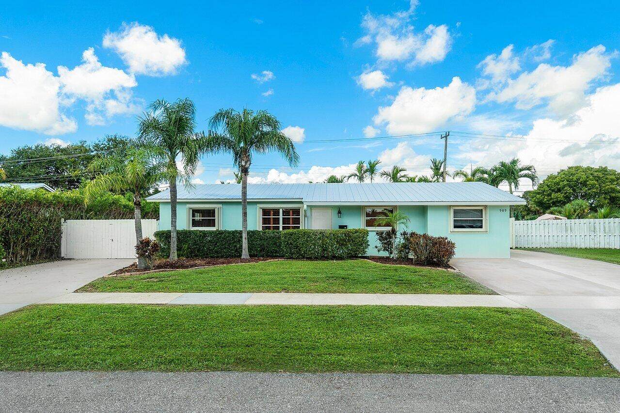 989 Laurel Road - Photo 1