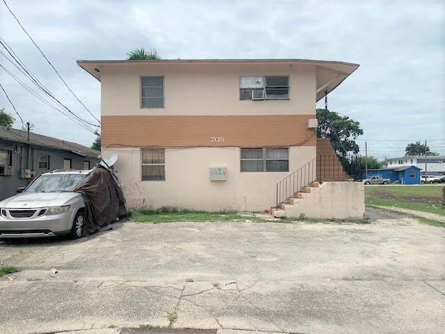 709 Avenue B Place - Photo 1