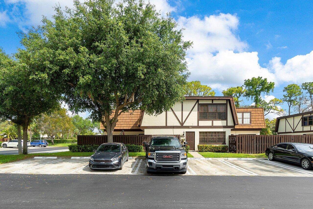146 Weybridge Circle - Photo 1