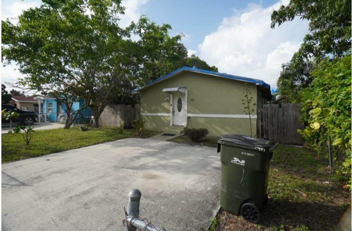 713 9th Court - Photo 1