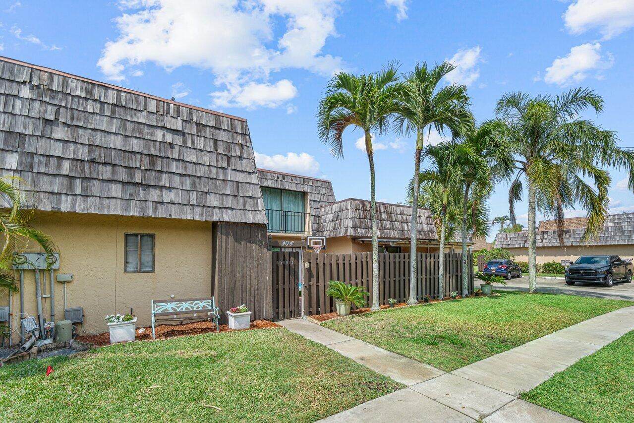 904 Waterview Drive - Photo 1