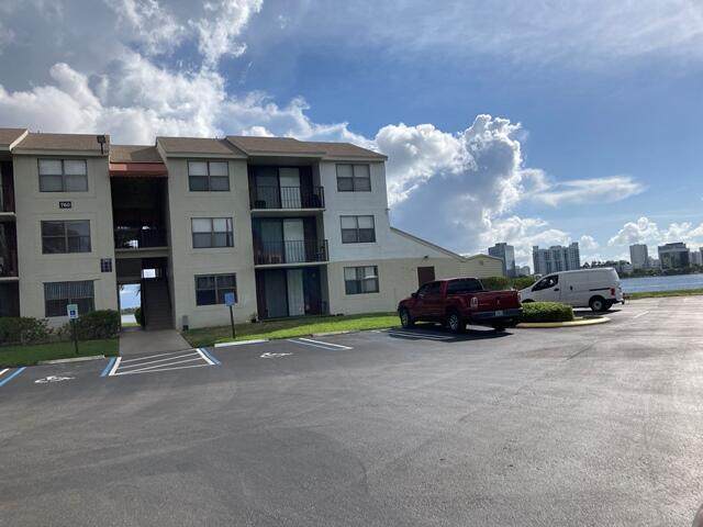 760 Executive Center 33 Drive - Photo 1
