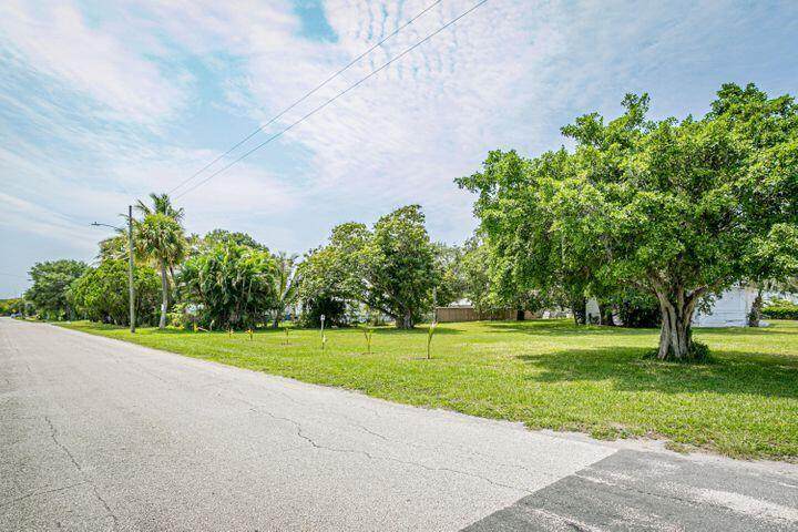 1205 Longwood Street - Photo 1