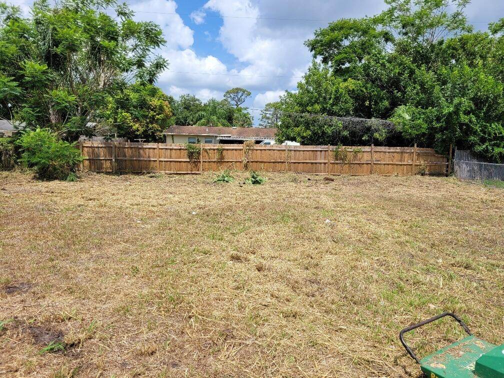 2609 Seneca Avenue - Photo 1