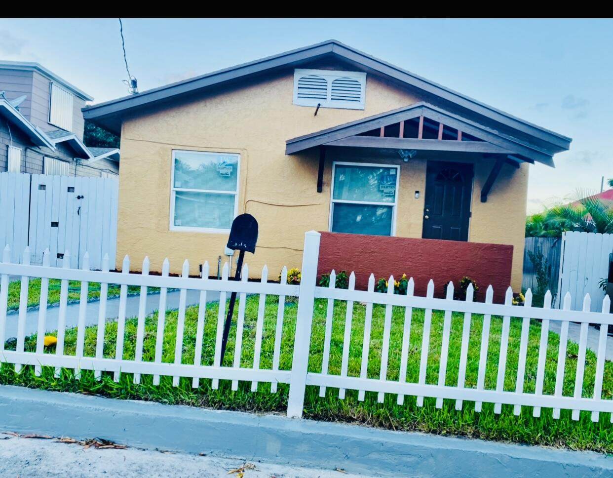 833 Briggs Street - Photo 1